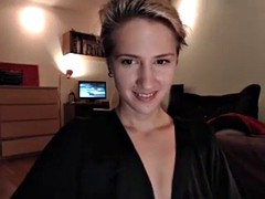 short-haired babe webcam chat