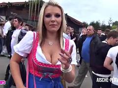 Gros seins, Blonde, Sucer une bite, Groupe, Public, Rousse roux, Plan cul à trois, Nénés