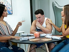 69, Sucer une bite, En levrette, 2 femmes 1 homme, Branlette thaïlandaise, Adolescente, Plan cul à trois, Nénés