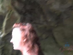 Sucer une bite, Brunette brune, Petite amie, Branlette thaïlandaise, Piercing, Mamelons bombés, Fumer, Nénés