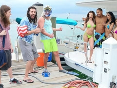 デカ尻, ビキニ, ブロンド, フェラチオ, バック, 足コキ, キス, アウトドア