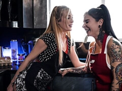 En levrette, Doigter, Embrassement, Lesbienne, Masturbation, Chatte, Dénudage, Adolescente