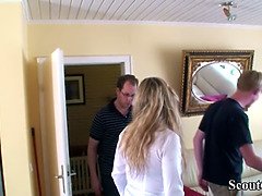 Pijpbeurt, Rondborstig, Sperma in gezicht, Rijpe lesbienne, Man man vrouw, Penis, Stiefmoeder, Kousen