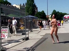 Blasen, Braunhaarige, Kehlenfick, Milf, Im freien, Solo, Tätowierung, Titten