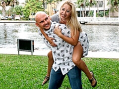 Grosse bite, Blonde, Sucer une bite, En levrette, Seins naturels, Pov, Maigrichonne, Nénés