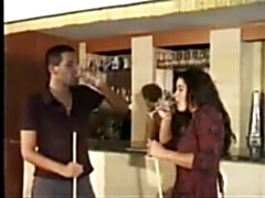 due sconosciuti vengono invitati da una a casa, lei fa finta di andare via e loro scopano nel mentre che lei nascosta