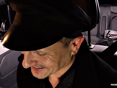 Bruinharig, Auto, Sperma shot, Europees, Likken, Ondergoed, Mager, Tieten likken