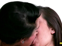 Gros seins, Sucer une bite, Brunette brune, Poilue, Fille latino, Léchez, Piercing, Tatouage