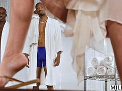 Красотки, Большой член, Двойное проникновение, Спортзал, Секс без цензуры, Межрасовый секс, Милф, Втроем