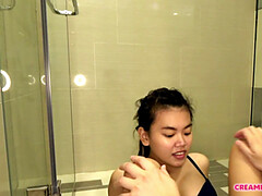 Asiatisch, Bad, Braunhaarige, Muschi, Tätowierung, Toilette