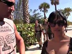 Grosse bite, Gros seins, Sucer une bite, Brunette brune, Tir de sperme, Hard, Fille latino