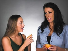 舐める尻, デカパイ, 茶髪の, 指いじり, レズビアン, なめる, ストリッピング, ティーン