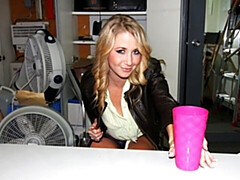 18 ans, Gros cul, Grosse bite, Gros seins, Blonde, Sucer une bite, En levrette, Maigrichonne