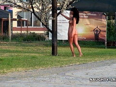 Bruinharig, Rondborstig, Flashing, Naakt, Natuurlijke tieten, Buiten, Alleen, Tieten likken