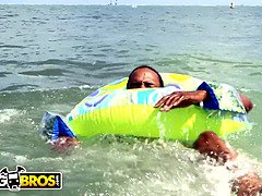 Grosse bite, Bikini, Noir ébène, Interracial, Fille latino, Mature, Seins naturels, Public