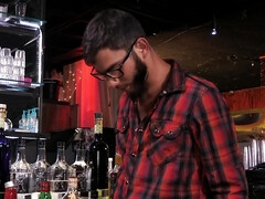 Gros seins, Sucer une bite, Brunette brune, Plantureuse, Gorge profonde, Public, Chevaucher, Nénés