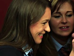 Одетые девушки голые парни