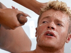 In den arsch, Bad, Bisexuell, Blondine, Hundestellung, Schwarz, Kurzes haar, Dusche