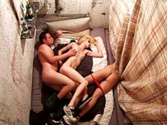 Sucer une bite, Brunette brune, Groupe, Branlette thaïlandaise, Rasée, Adolescente, Nénés, Pute