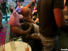 フェラチオ, 着衣女と全裸男, イく瞬間, ダンス, グループ, 異人種間, マスク, オージー