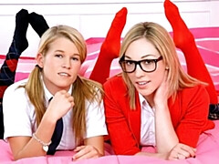 Grote lul, Grote mammen, Blond, Pijpbeurt, Hondjeshouding, Ondergoed, Kousen, Tiener