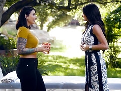 Culo grande, Tetas grandes, Penetracion con dedos, Lesbiana, Madres para coger, Al aire libre, Realidad, Tetas