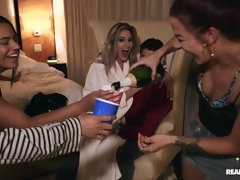 Kont, Badkamer, Blond, Pijpbeurt, Handbeurt, Tepels, Geschoren, Tieten likken