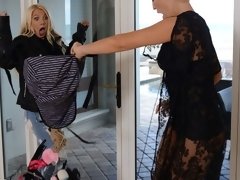 Grote mammen, Blond, Vingeren, Lesbisch, Masturbatie, Natuurlijke tieten, Kut duiken, Strippen