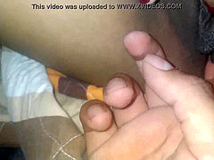 Ella se masturba por primera vez y la pobre no sabe como