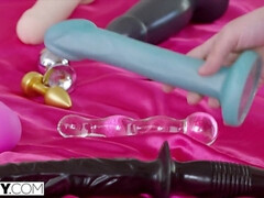 Anal, Cul à la bouche, Brunette brune, Hard, Chevaucher, Plan cul à trois, Nénés, Jouets