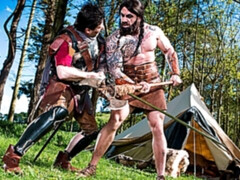 Grosser arsch, Grosse titten, Blasen, Hundestellung, Frau frau mann, Im freien, Flotter dreier, Titten