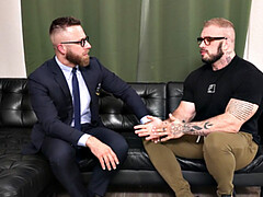 Muscled hunk mesmerized for anal by therapist
