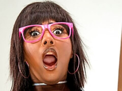 ぽっちゃり, キス, オナニー, オマンコ, ペニスバンド, ストリッピング, タトゥー, おもちゃ