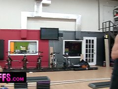 Schwarz, Braunhaarige, Kehlenfick, Sporthalle, Hd, Lecken, Jungendliche (18+), Titten