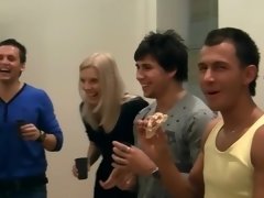 Anal, Blonde, Brunette brune, Éjaculation interne, Jarretelles, Serré, Toilettes