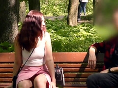 Bruinharig, Flashing, Slipje, Klein, Openbaar, Russisch, Rok, Tieten likken