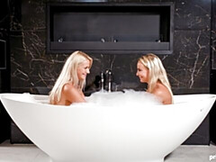 18 jaar, Grote mammen, Blond, Likken, Kut duiken, Geschoren, Mager, Tieten likken