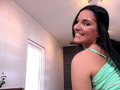 Brunette brune, Doigter, Masturbation, Orgasme, Tatouage, Jouets