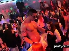 Amateur, Sucer une bite, Homme nu et filles habillées, Partouze, Groupe, Hard, Public, Réalité