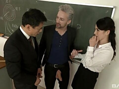 18 ans, Cul, Sucer une bite, Brunette brune, En levrette, Japonaise, Maigrichonne, Nénés