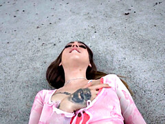 Amateur, Morena, Al aire libre, Pequeña, Público, Tatuaje, Mojado