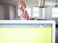 Grosse bite, Gros seins, Blonde, Sucer une bite, Femme couguar, Gorge profonde, Branlette thaïlandaise, Mère que j'aimerais baiser