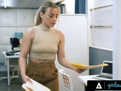 Blondine, Weibliche domination, Fingern, Natürlichen titten, Büro, Muschi, Ablutschen, Titten