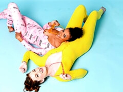 Cul, Noire, Sucer une bite, En levrette, Noir ébène, 2 femmes 1 homme, Adolescente, Plan cul à trois