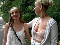 Blonde, Sucer une bite, Voiture, De plein air, Pov, Plan cul à trois, Nénés, Voyeur
