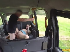 Grosse titten, Auto, Aufs gesicht abspritzen, Würgen, Handjob, Arsch lecken, Titten, Vibrator