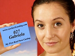 Enthousiasteling, Grote kont, Grote mammen, Vingeren, Masturbatie, Geschoren, Alleen, Strippen