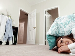 Grosse bite, Gros seins, Plantureuse, En levrette, Époux mari, Rasée, Fessée, Mouillée