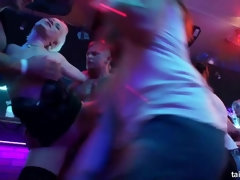 Habillées, Le plan cul à quatre, Groupe, Interracial, Lesbienne, Orgie, Actrice du porno, Echangistes