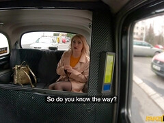 Leie, Blondine, Blasen, Auto, Kehlenfick, Natürlichen titten, Strümpfe, Titten